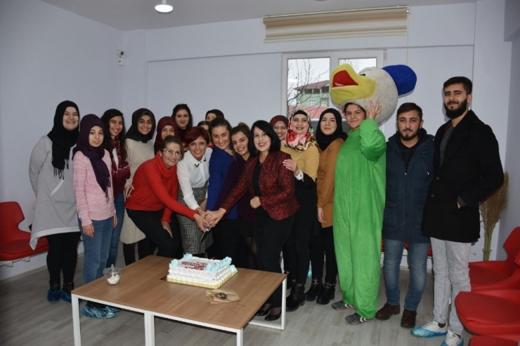 Yüksekokul Öğrencilerinden Örnek Davranış