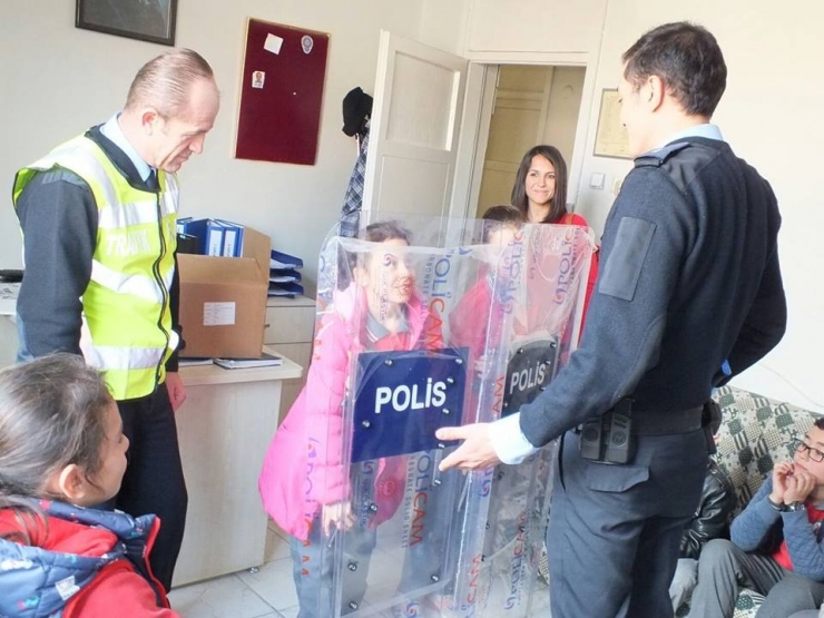 Öğrencilerden Polise Ziyaret