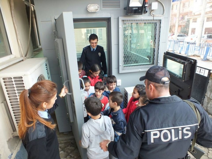 Öğrencilerden Polise Ziyaret