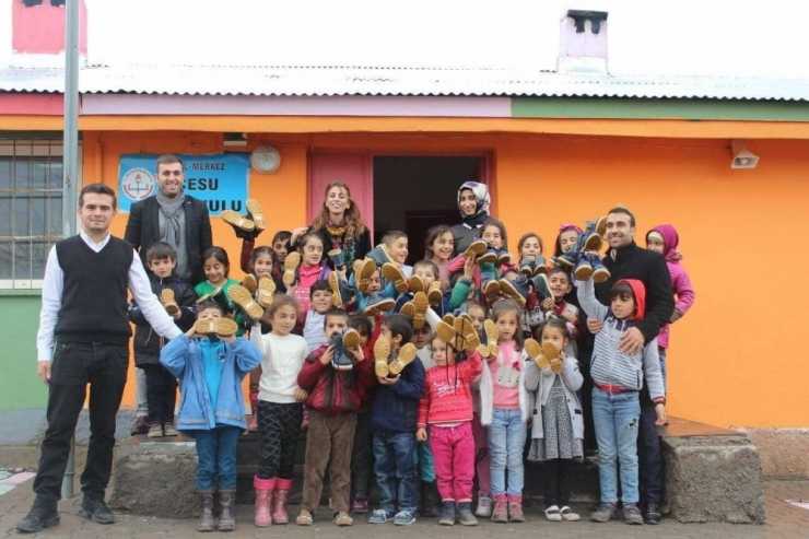 Hayırsever Kadından, Öğrencilere Bot Yardımı