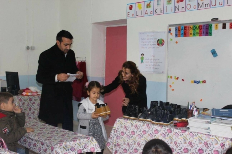 Hayırsever Kadından, Öğrencilere Bot Yardımı