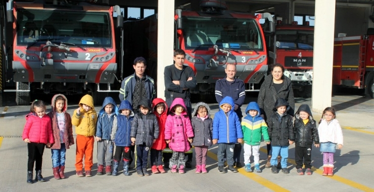 Anaokulu Öğrencilerinin Havaalanı Sevinci