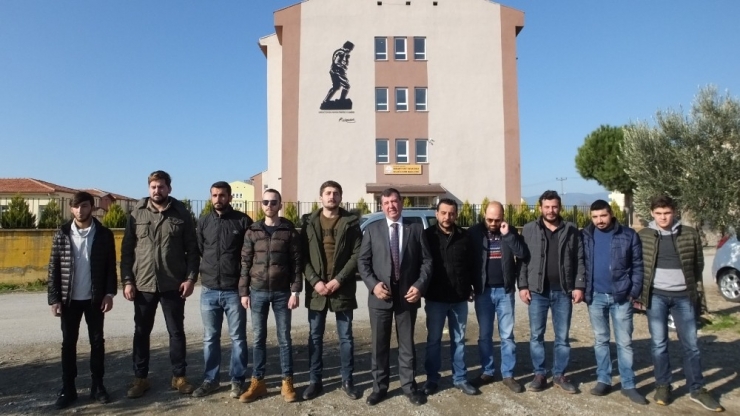 Burhaniye’de Chp’li Gençlerden Anlamlı Hediye