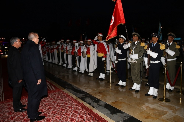 Cumhurbaşkanı Erdoğan Tunus’ta Şehitler Anıtını Ziyaret Etti
