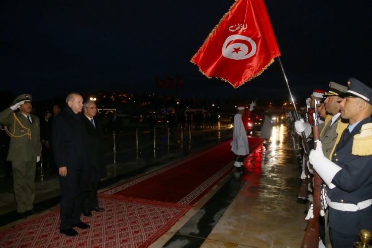 Cumhurbaşkanı Erdoğan Tunus’ta Şehitler Anıtını Ziyaret Etti