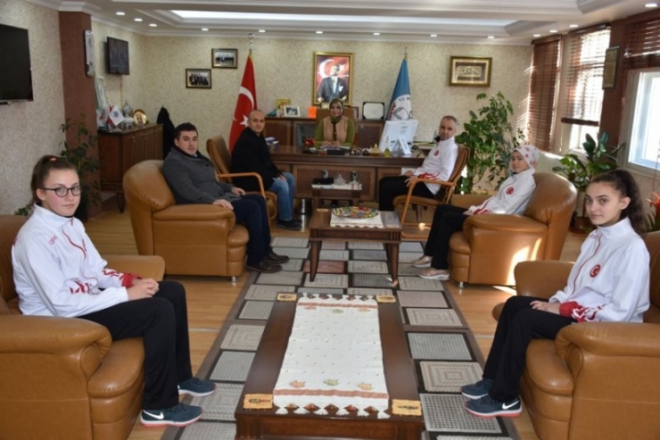 İl Milli Eğitim Müdürü Fazilet Durmuş Başarılı Sporcuları Ödüllendirdi