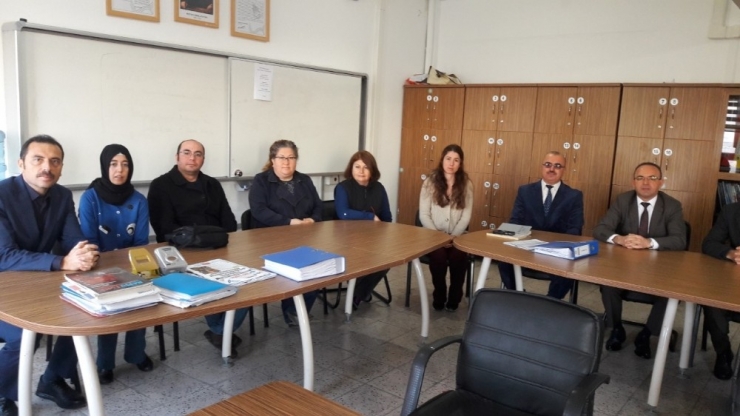 Burhaniye’de Kaymakam Öner, Liselilerle Kitap Okudu