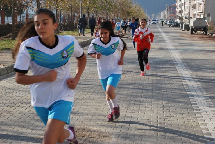 Salihli Ve Sarıgöl’de Öğrenciler Atatürk İçin Koştu