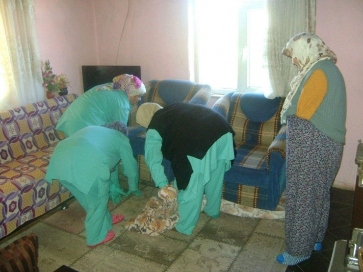 Şaphane’de Korunmaya Muhtaç 45 Yaşlıya Evde Bakım Hizmeti Veriliyor