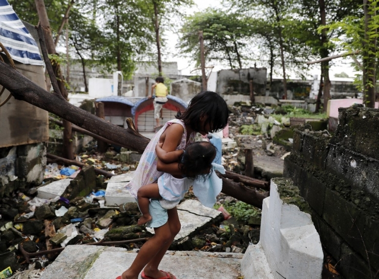 Mezarlıklarda Yer Bulamayan Evsiz Filipinliler Sokaklarda Yaşıyor
