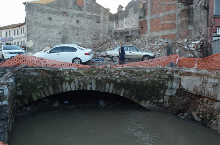 Yıkımdan 4 Bin Yıllık Şehrin Kalıntıları Ortaya Çıkıyor