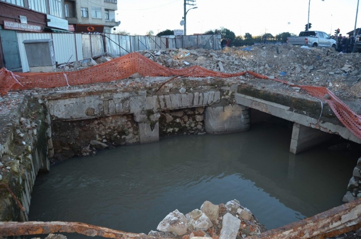 Yıkımdan 4 Bin Yıllık Şehrin Kalıntıları Ortaya Çıkıyor