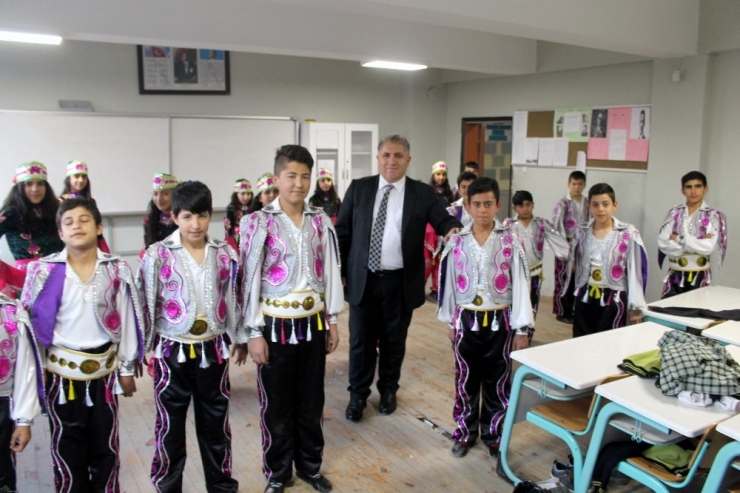 Çocukluklarını Yaşayamayan Suriyeli Çocuklar, Dünya Çocuklarına Özel Gösteri Yapacak