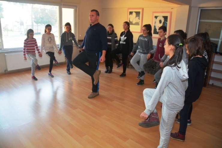 Çocuk Kulübü Üyelerine Ücretsiz Halk Oyunları Eğitimi