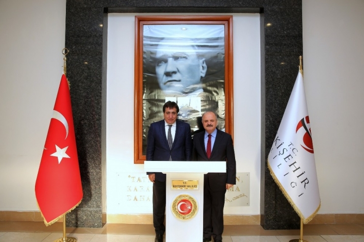 Vali Çakacak, Bursa Valisi Küçük’ü Makamında Ağırladı