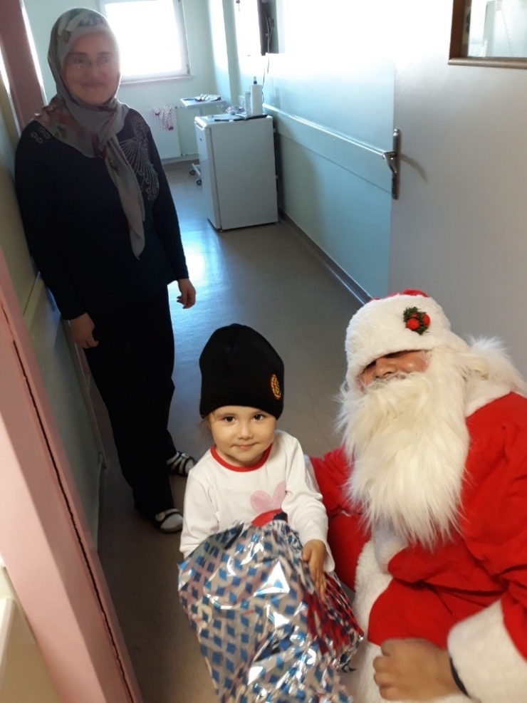 Lösemi Çocuklara Noel Baba Sürprizi