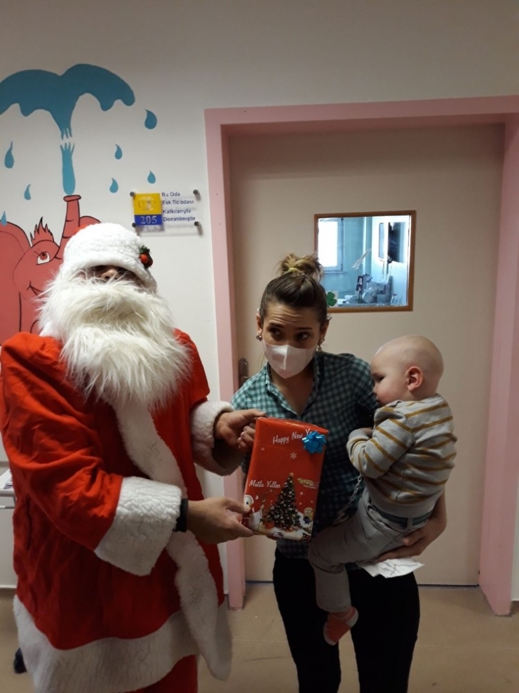 Lösemi Çocuklara Noel Baba Sürprizi