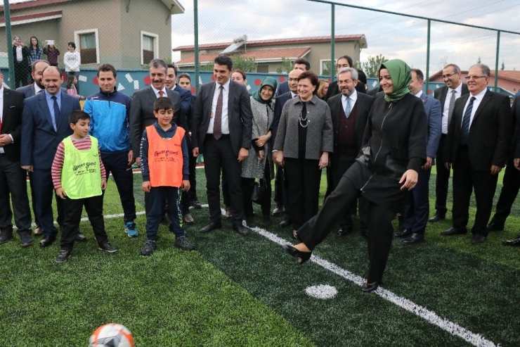Bakan Kaya Çocuklarla Futbol Oynadı