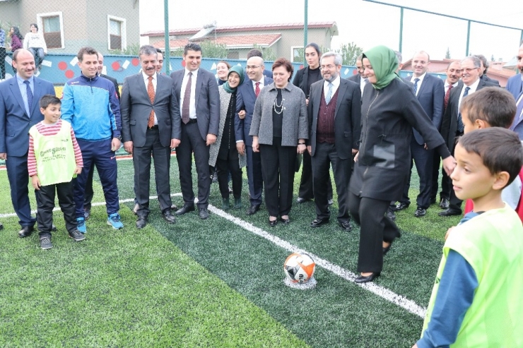 Bakan Kaya Çocuklarla Futbol Oynadı