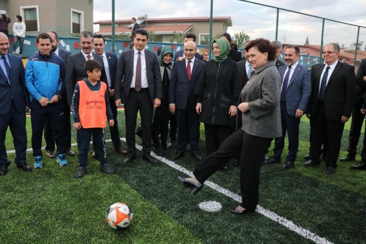 Bakan Kaya Çocuklarla Futbol Oynadı