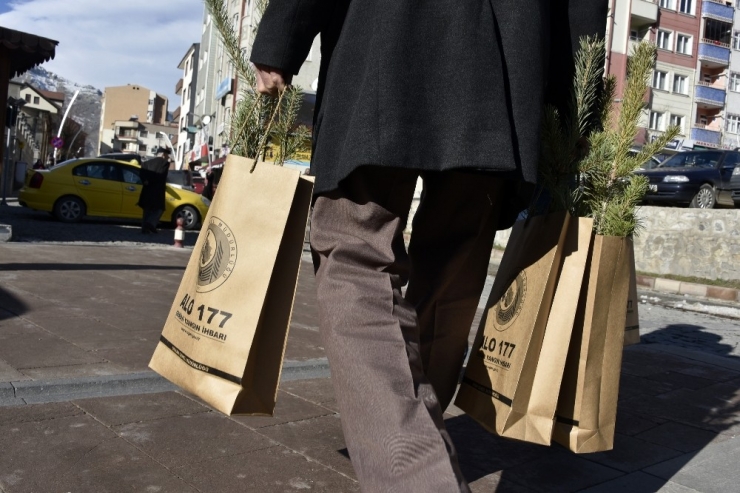 Gümüşhane’de ‘Çam Kesme, Fidan Dik’ Sloganıyla Vatandaşlara Çam Fidanı Dağıtıldı