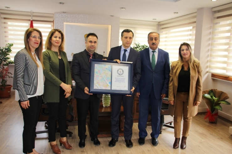 Anaokulu Öğrencilerinin Ebru Çalışması Guinness Rekorlar Kitabı’nda