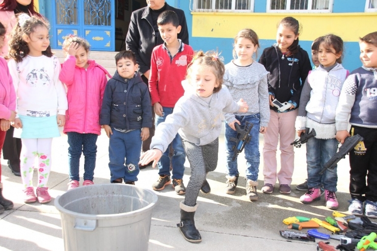 Öğrenciler Oyuncak Silahlarını Çöpe Attı, Hediyeyi Kaptı