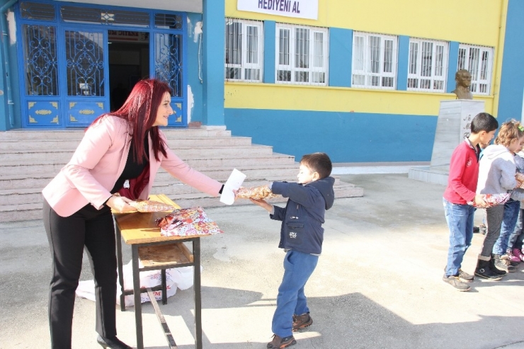 Öğrenciler Oyuncak Silahlarını Çöpe Attı, Hediyeyi Kaptı