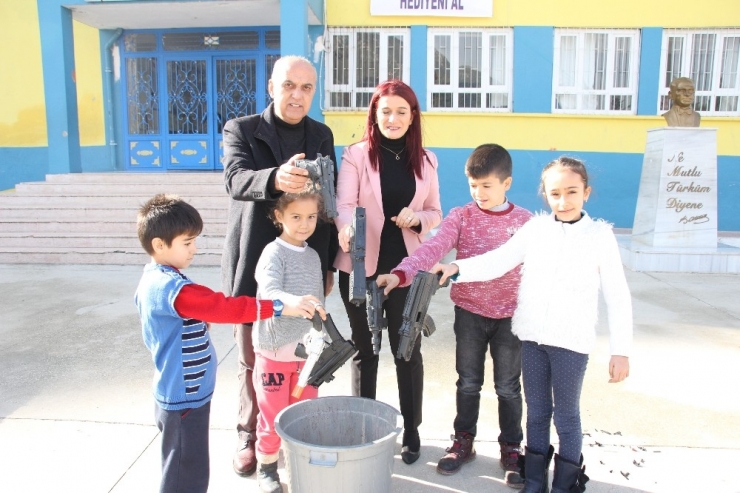 Öğrenciler Oyuncak Silahlarını Çöpe Attı, Hediyeyi Kaptı