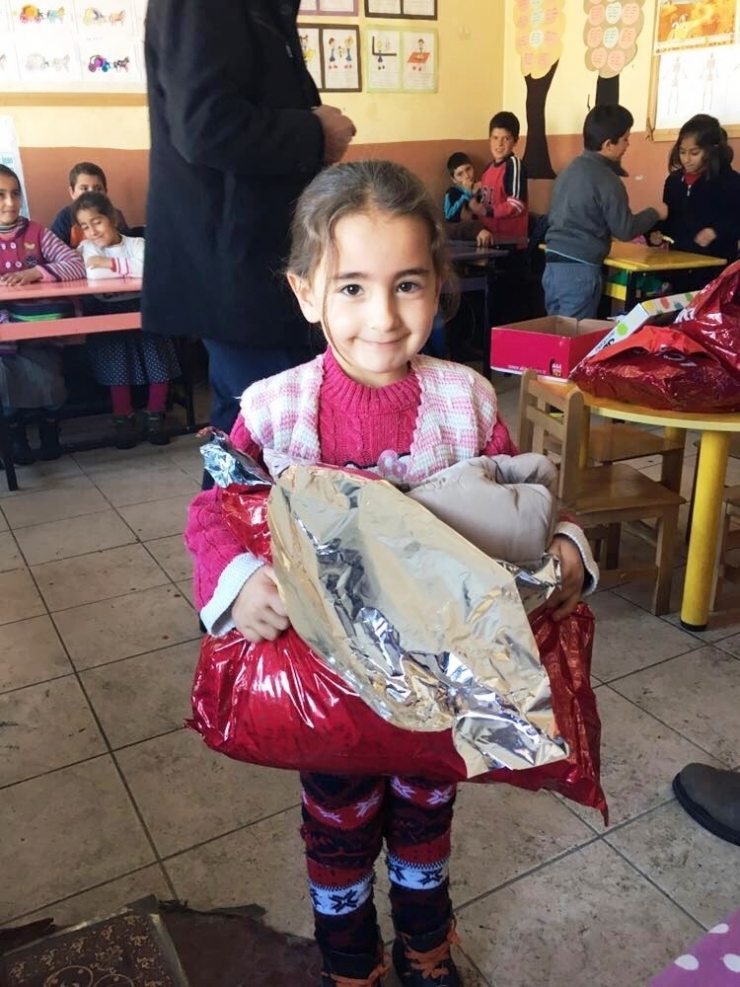 Gençlik Meclisi Üyeleri Vanlı Çocukları Sevindirdi