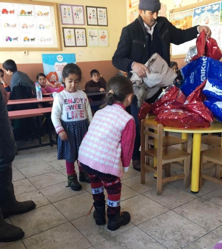 Gençlik Meclisi Üyeleri Vanlı Çocukları Sevindirdi