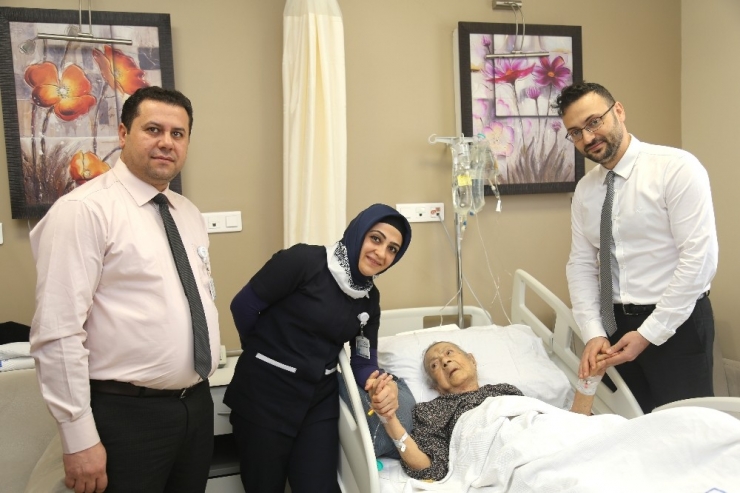 Kalçası Kırılan 106 Yaşındaki Emine Nine Deva Buldu