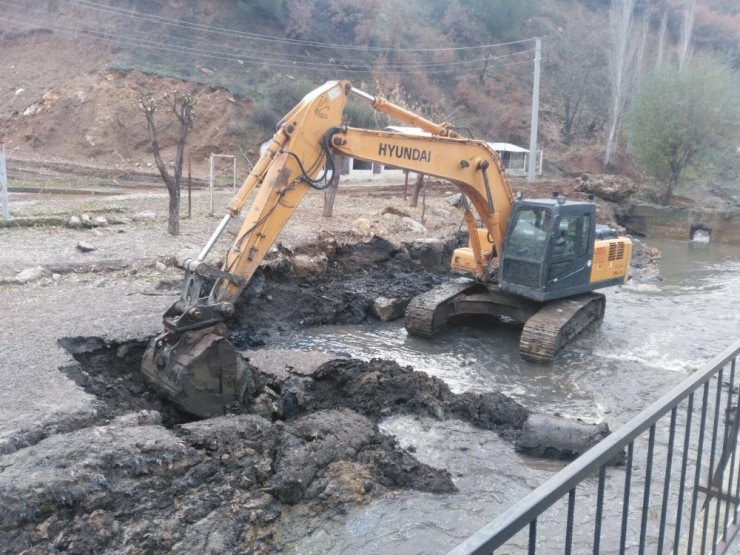 Demirci’de 4 Kilometrelik Dere Temizlik Çalışması