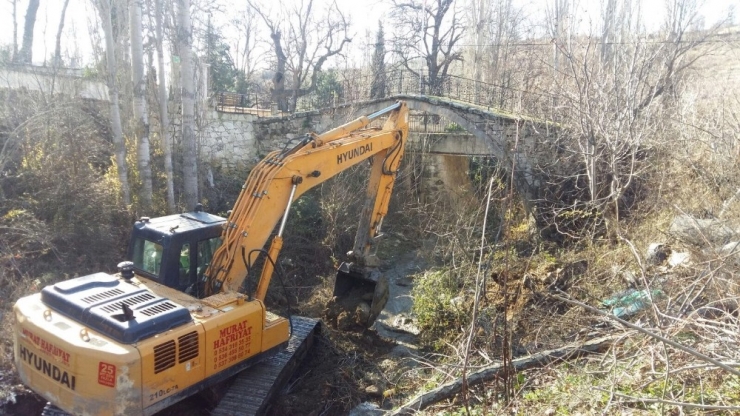 Demirci’de 4 Kilometrelik Dere Temizlik Çalışması