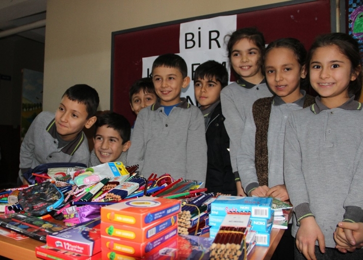 Kendileri Küçük, Yürekleri Büyük