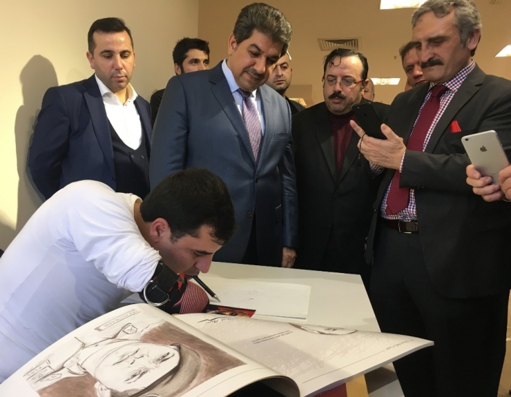 İki Kolu Olmayan Ressam, Ağzıyla Mehmet Akif Ersoy’un Portresini Çizdi