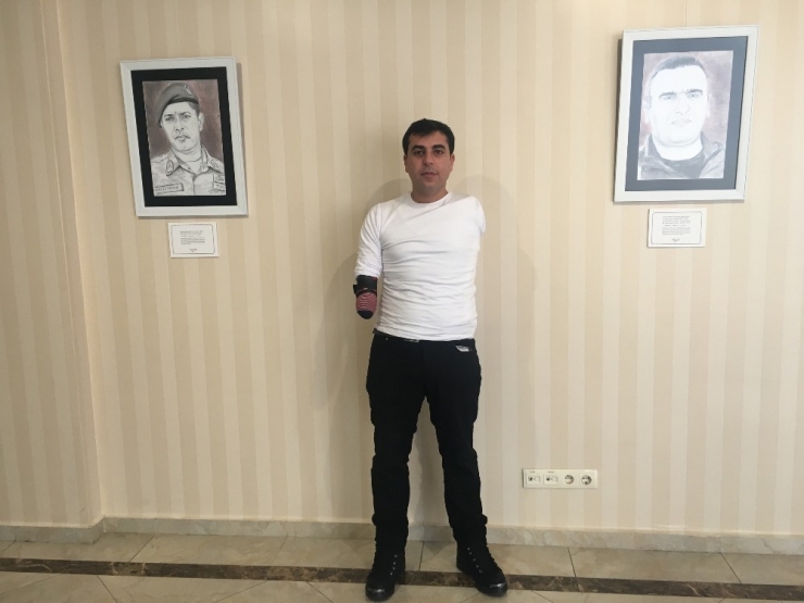 İki Kolu Olmayan Ressam, Ağzıyla Mehmet Akif Ersoy’un Portresini Çizdi