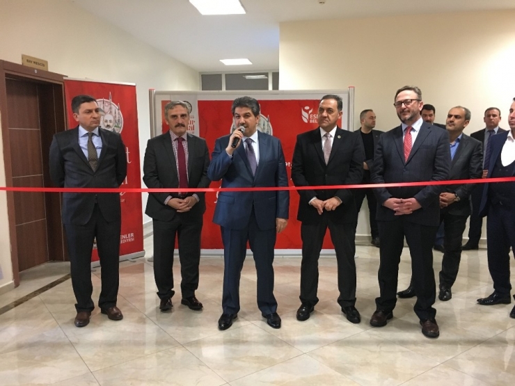 İki Kolu Olmayan Ressam, Ağzıyla Mehmet Akif Ersoy’un Portresini Çizdi