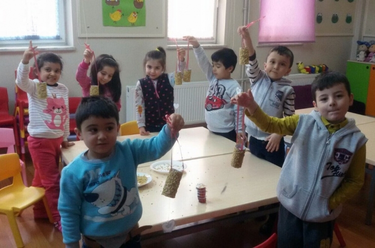 Minik Öğrencilerden Kuşlara Yemlik