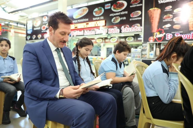 Pazarda Herkes Kitap Okudu