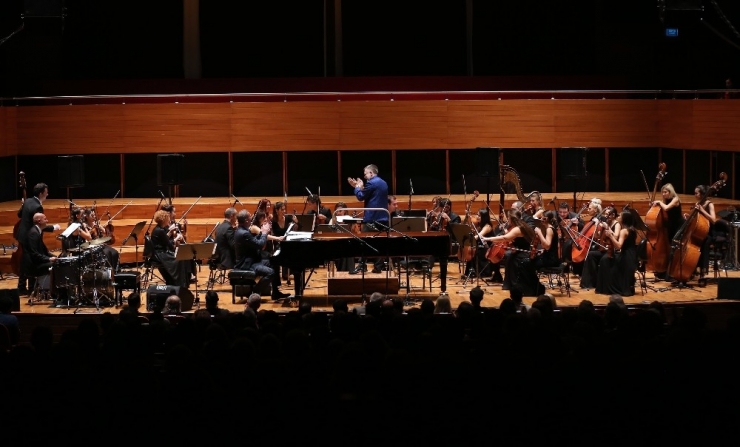 Kerem Görsev’den Müzik Ziyafeti