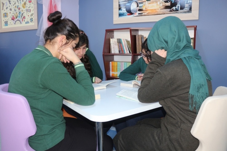 Mehmet Akif Ersoy’un Adını Taşıyan Lisede Z-kütüphane Açılışı