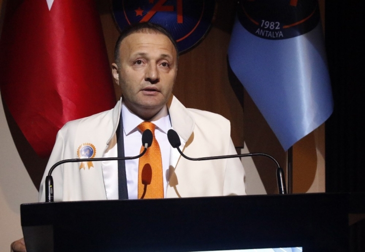 Aü’de 227 Öğretim Üyesi Biniş Giydi