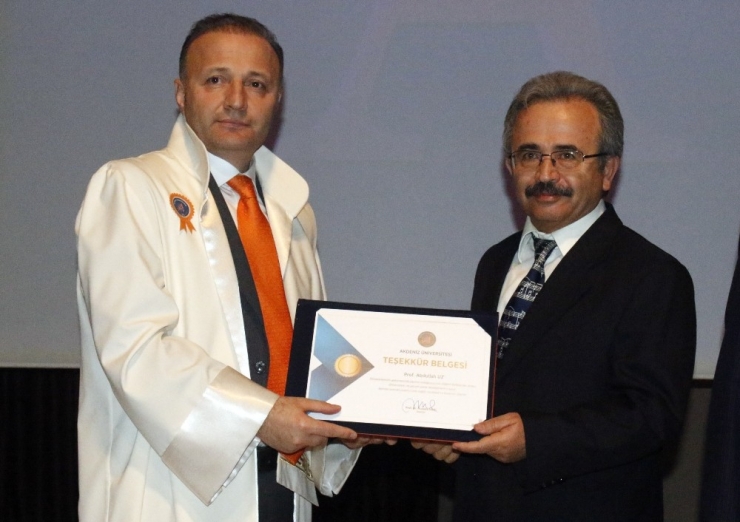 Aü’de 227 Öğretim Üyesi Biniş Giydi