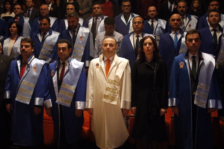 Aü’de 227 Öğretim Üyesi Biniş Giydi