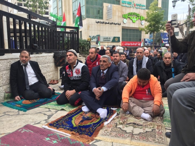 El Halil Halkı İsrail’i Protesto Etmek İçin Cuma Namazını Sokakta Kıldı