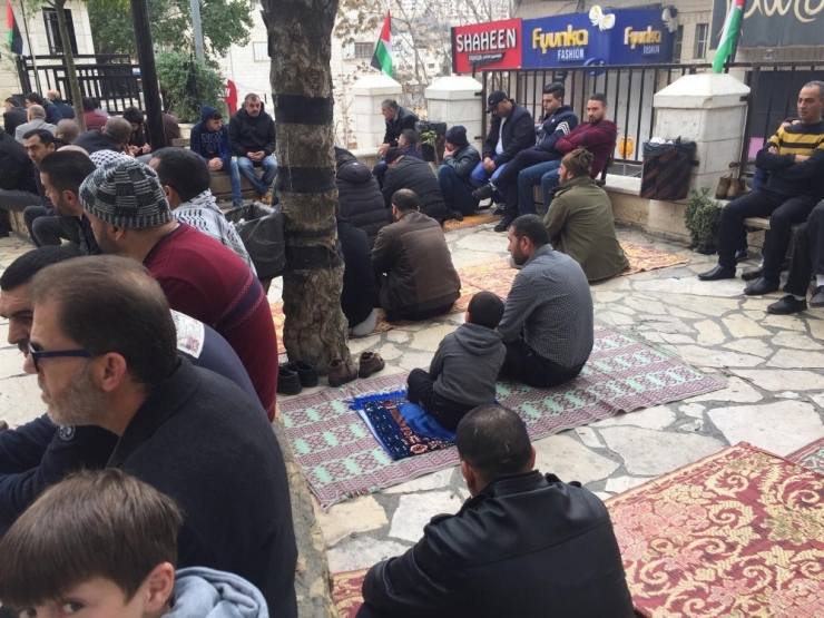 El Halil Halkı İsrail’i Protesto Etmek İçin Cuma Namazını Sokakta Kıldı