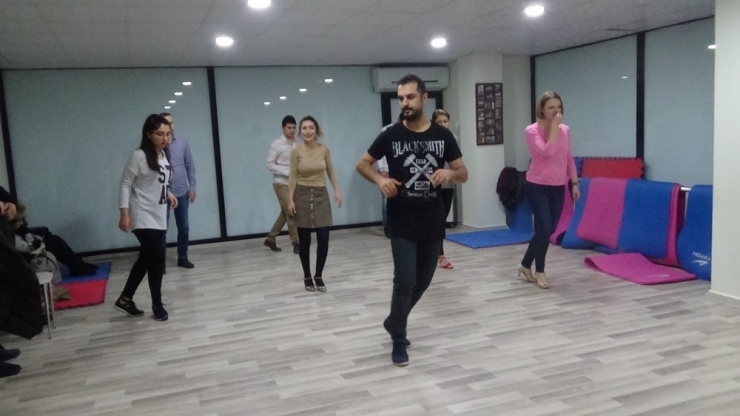 Batman’da Kadınlar Ve Erkekler Salsa Dansı Öğreniyor
