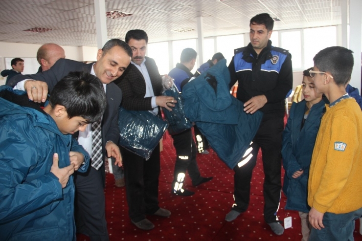 Hakkari Polisinden Öğrencilere Giyim Yardımı