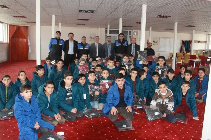 Hakkari Polisinden Öğrencilere Giyim Yardımı